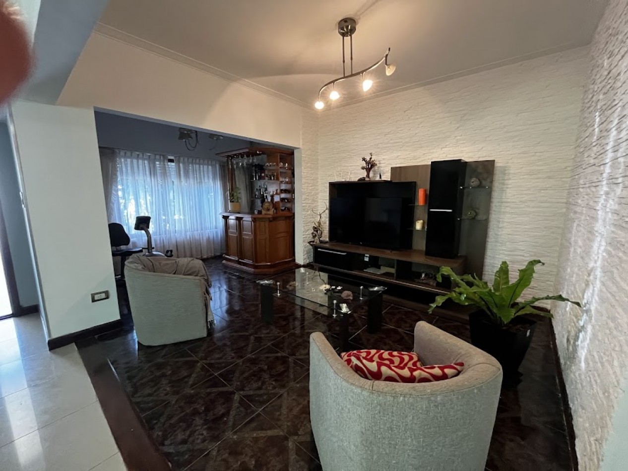Casa en Excelente Estado con 3 Dormitorios y Garage