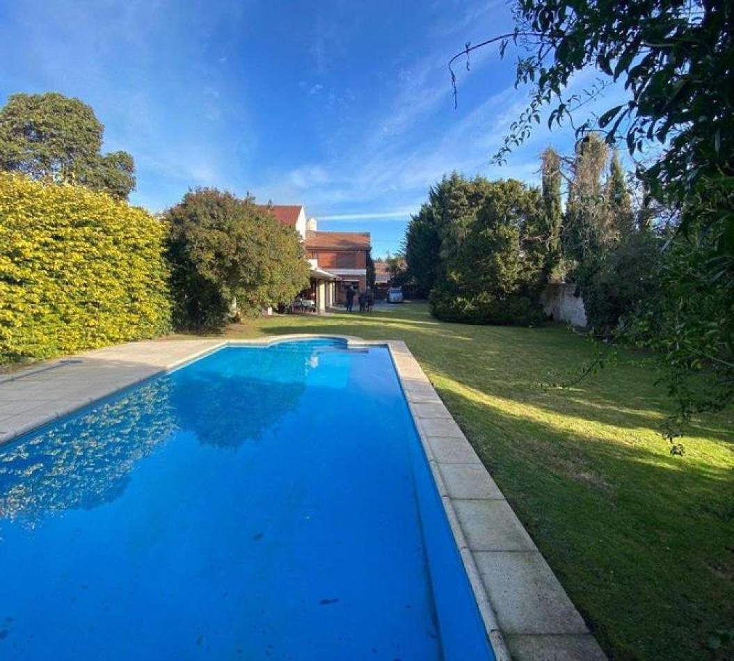 Chalet 5 Ambientes con Parque, Piscina y Quincho sobre dos lotes