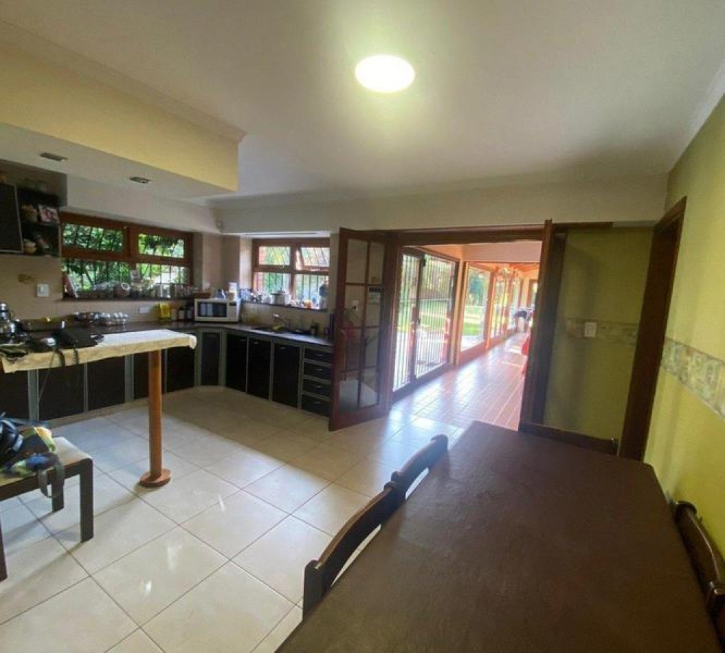 Chalet 5 Ambientes con Parque, Piscina y Quincho sobre dos lotes