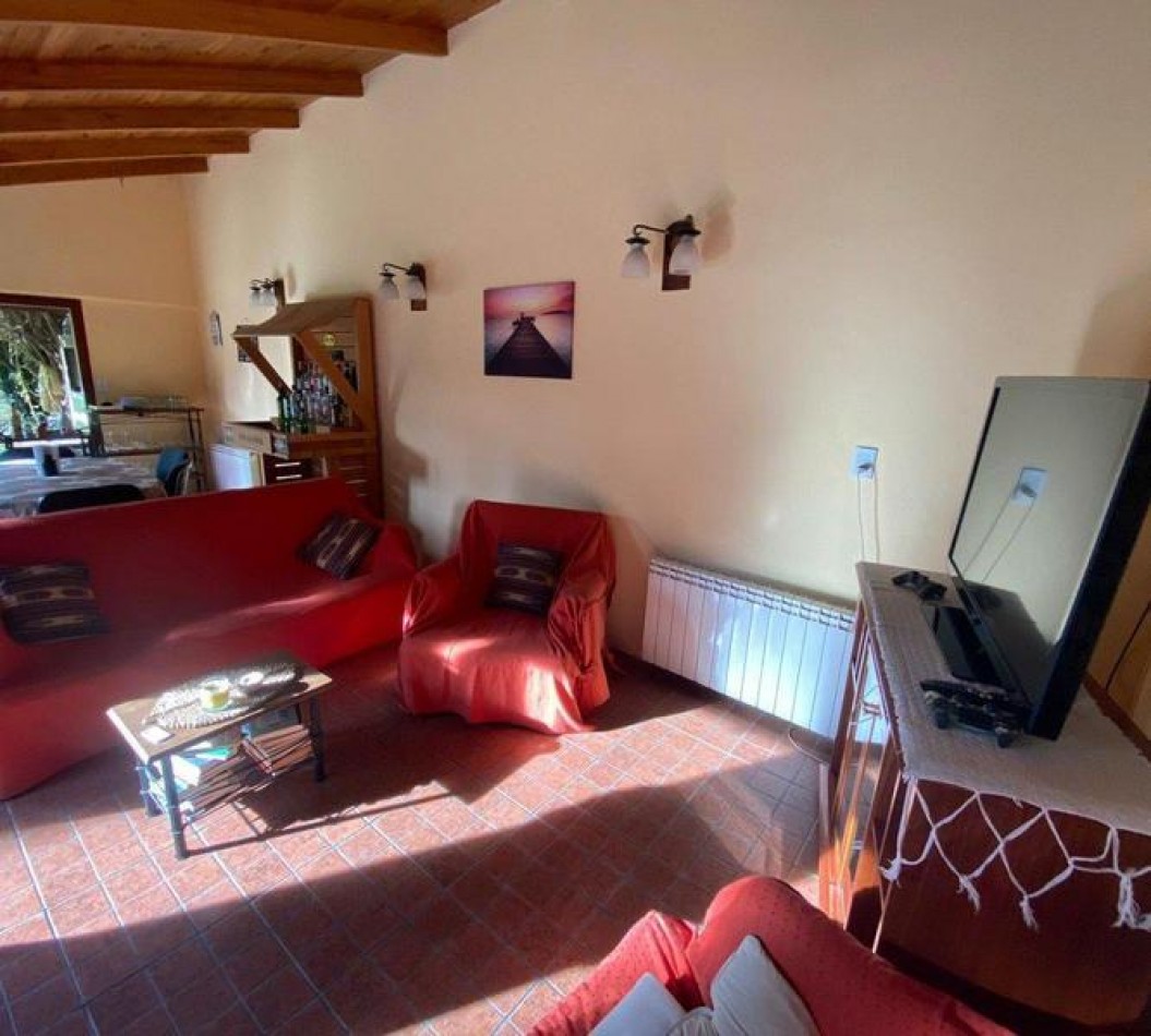 Chalet 5 Ambientes con Parque, Piscina y Quincho sobre dos lotes