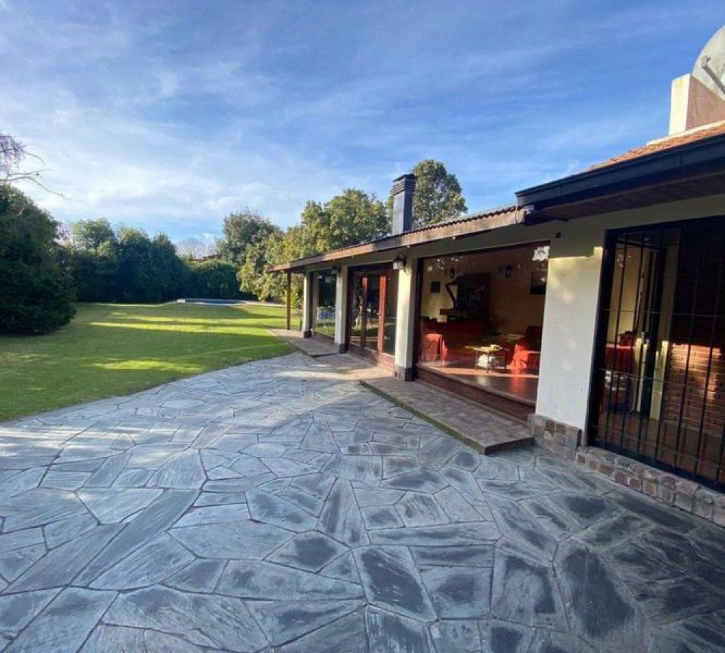 Chalet 5 Ambientes con Parque, Piscina y Quincho sobre dos lotes