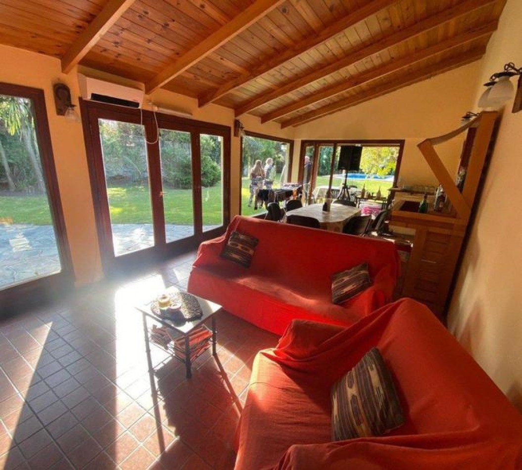 Chalet 5 Ambientes con Parque, Piscina y Quincho sobre dos lotes