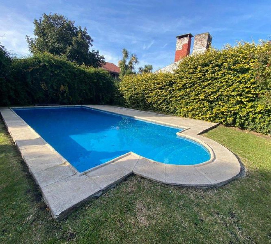 Chalet 5 Ambientes con Parque, Piscina y Quincho sobre dos lotes