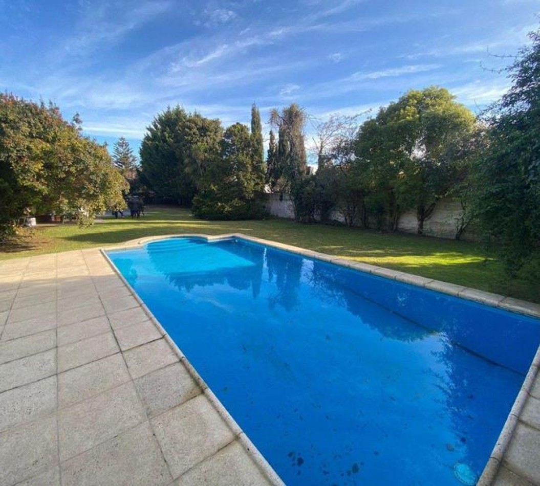 Chalet 5 Ambientes con Parque, Piscina y Quincho sobre dos lotes