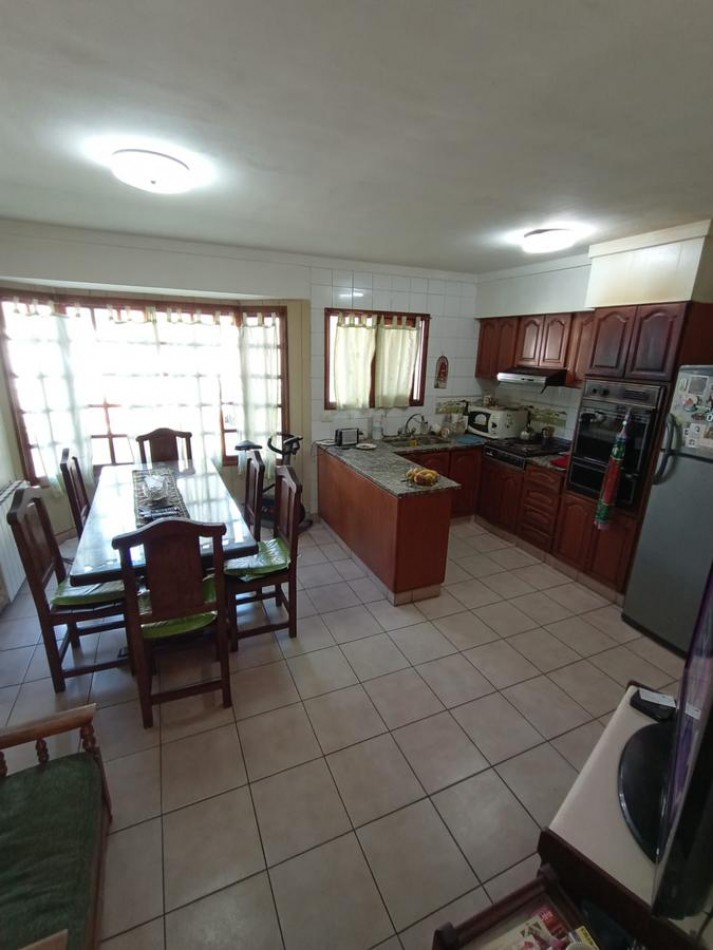 VENTA O PERMUTA  en La Perla: Chalet de 5 Ambientes con Parque y Parrilla