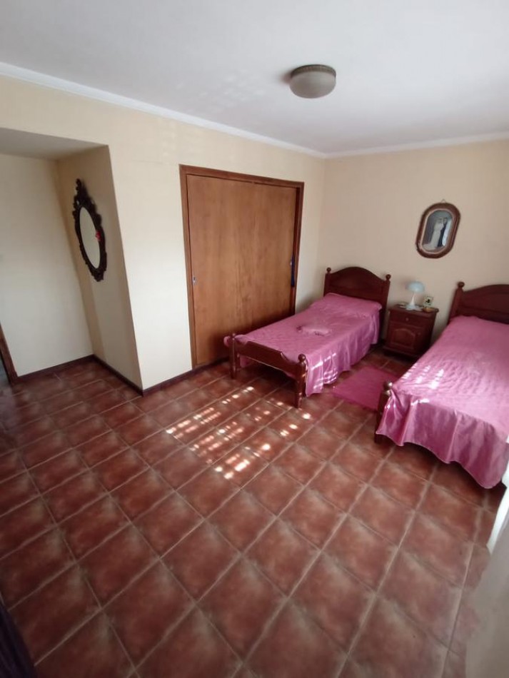 VENTA O PERMUTA  en La Perla: Chalet de 5 Ambientes con Parque y Parrilla