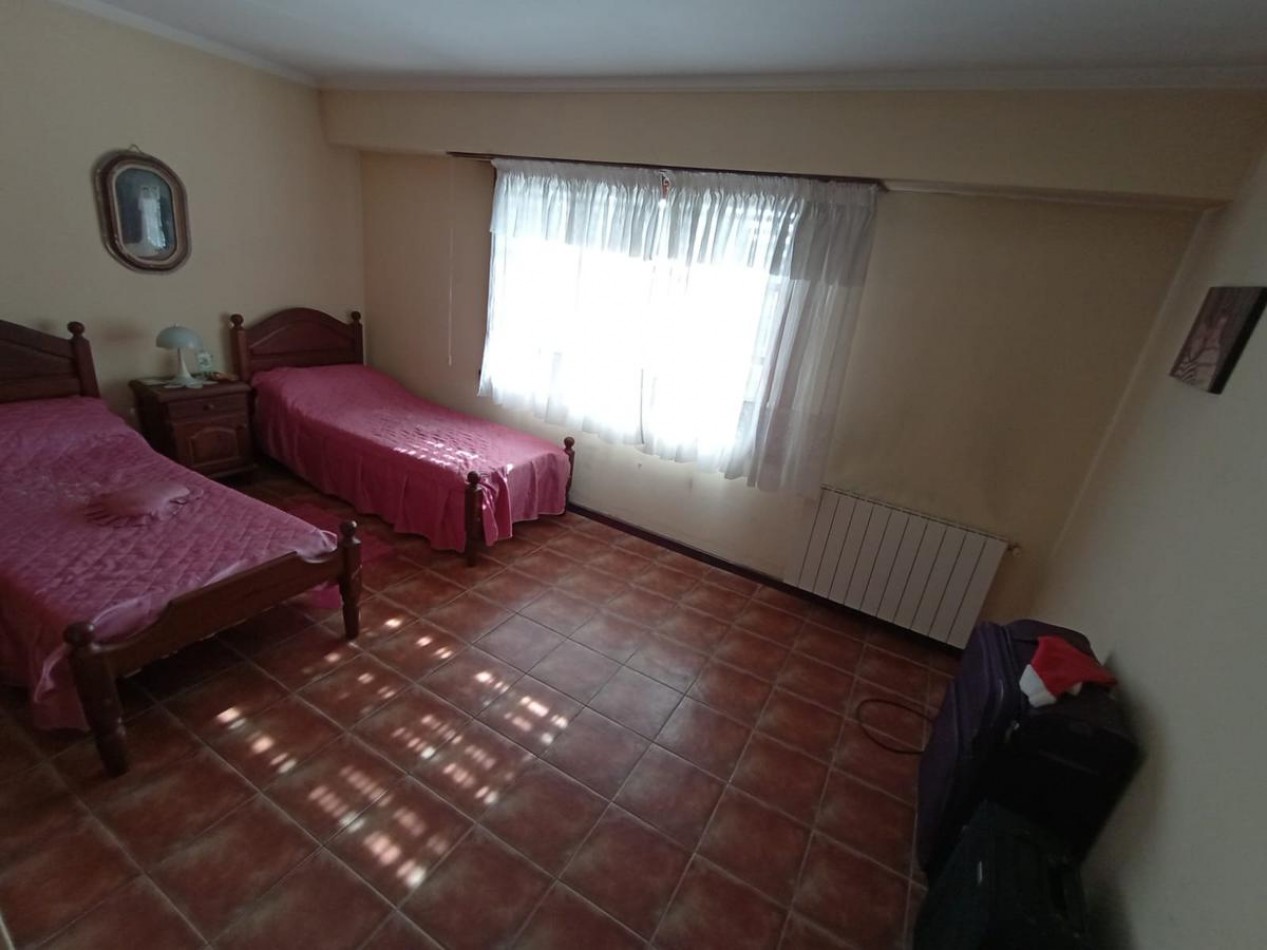 VENTA O PERMUTA  en La Perla: Chalet de 5 Ambientes con Parque y Parrilla