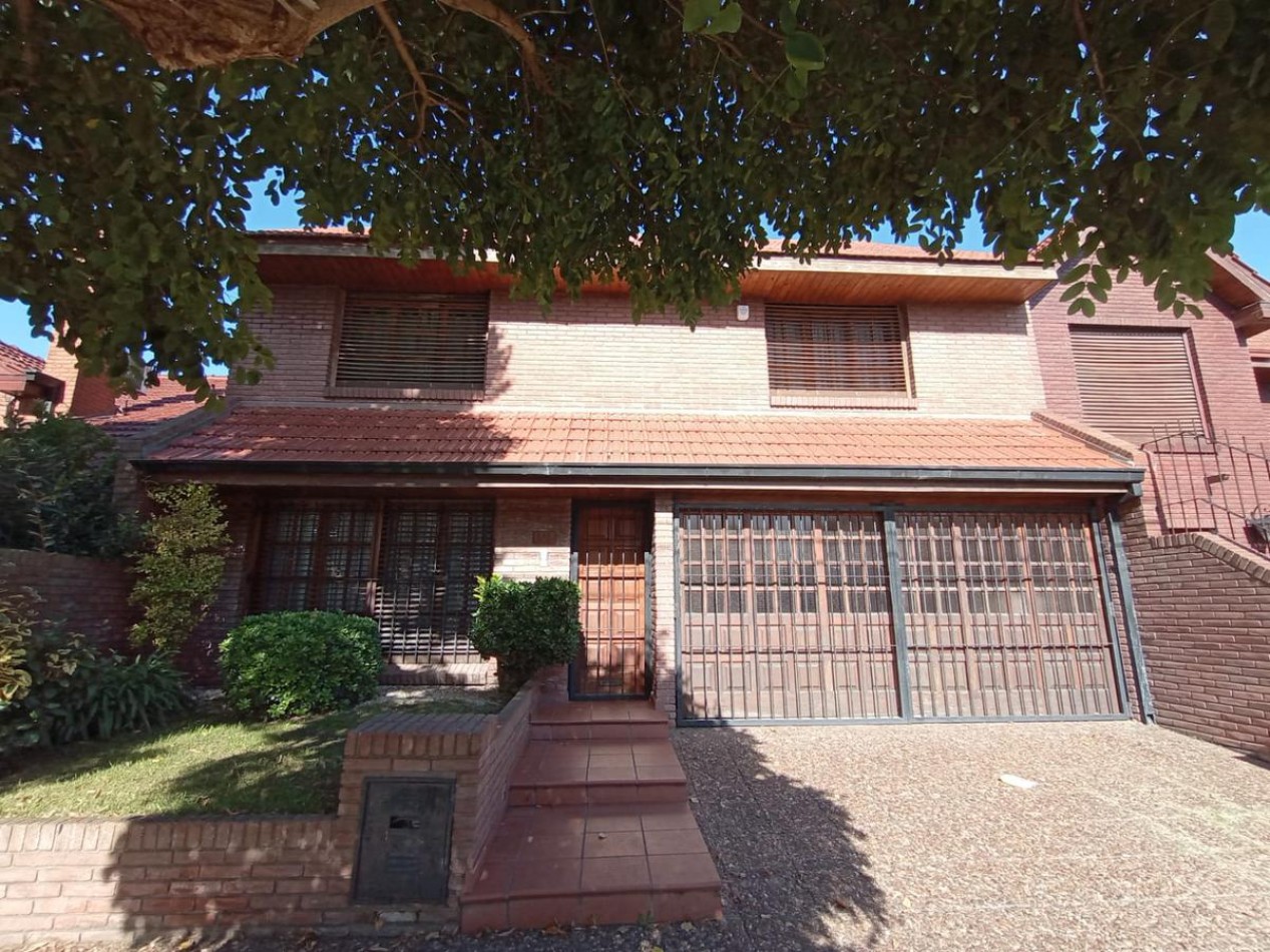 VENTA O PERMUTA  en La Perla: Chalet de 5 Ambientes con Parque y Parrilla