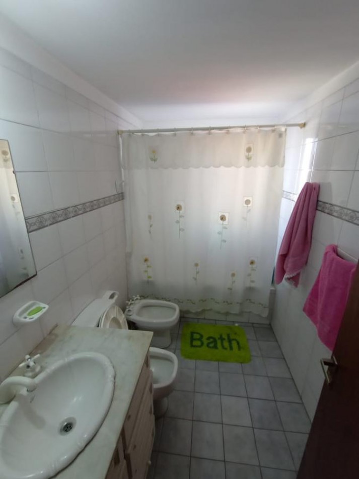 VENTA O PERMUTA  en La Perla: Chalet de 5 Ambientes con Parque y Parrilla