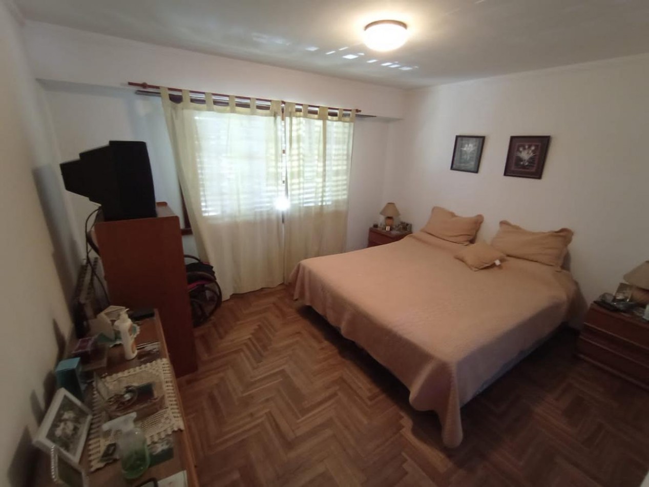 VENTA O PERMUTA  en La Perla: Chalet de 5 Ambientes con Parque y Parrilla
