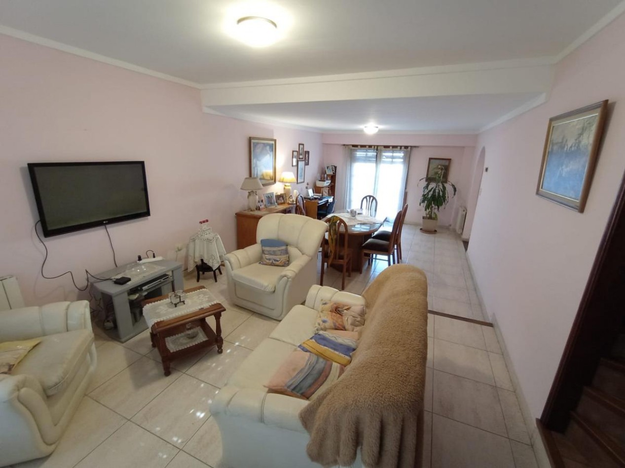 VENTA O PERMUTA  en La Perla: Chalet de 5 Ambientes con Parque y Parrilla