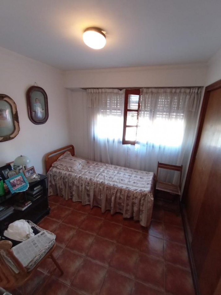 VENTA O PERMUTA  en La Perla: Chalet de 5 Ambientes con Parque y Parrilla