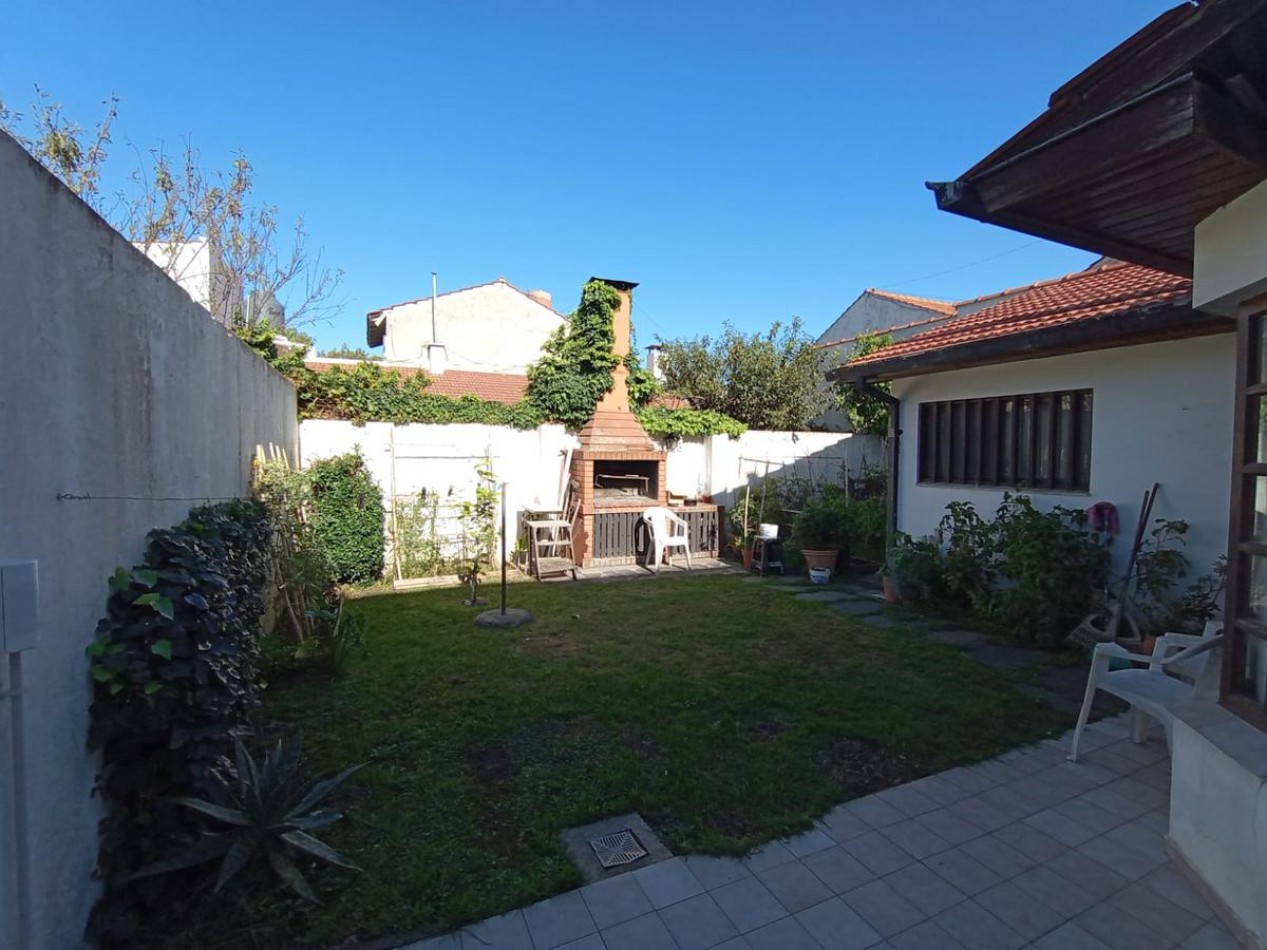 VENTA O PERMUTA  en La Perla: Chalet de 5 Ambientes con Parque y Parrilla