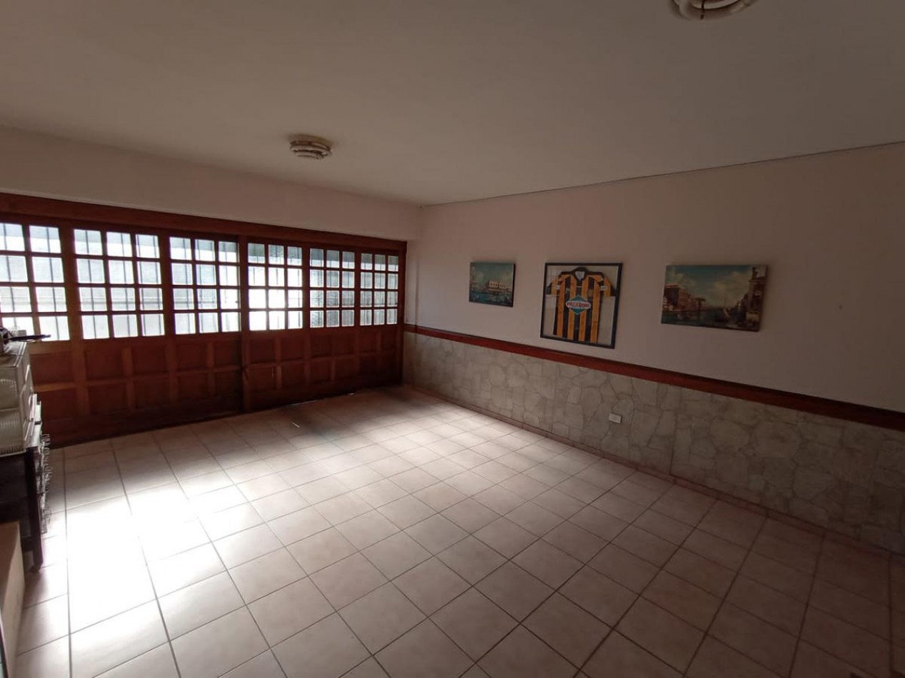 VENTA O PERMUTA  en La Perla: Chalet de 5 Ambientes con Parque y Parrilla