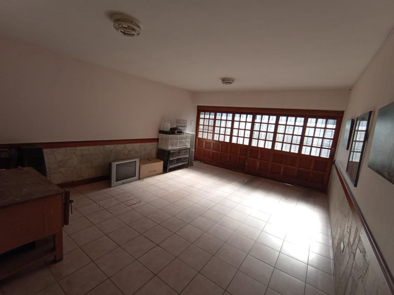 VENTA O PERMUTA  en La Perla: Chalet de 5 Ambientes con Parque y Parrilla