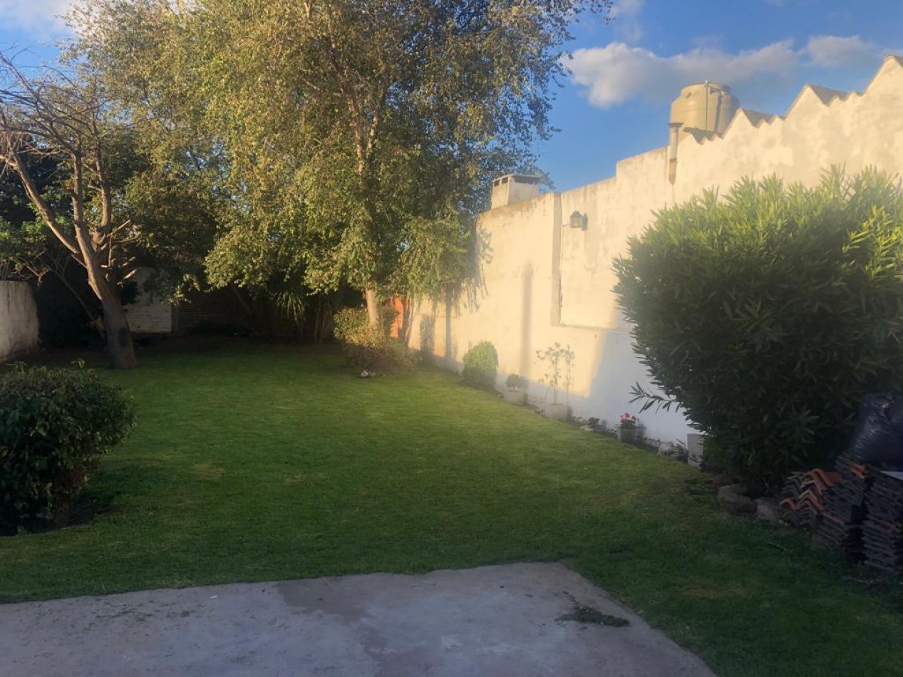Casa de 4 Ambientes con Parque de 430 mt2 y Quincho 
