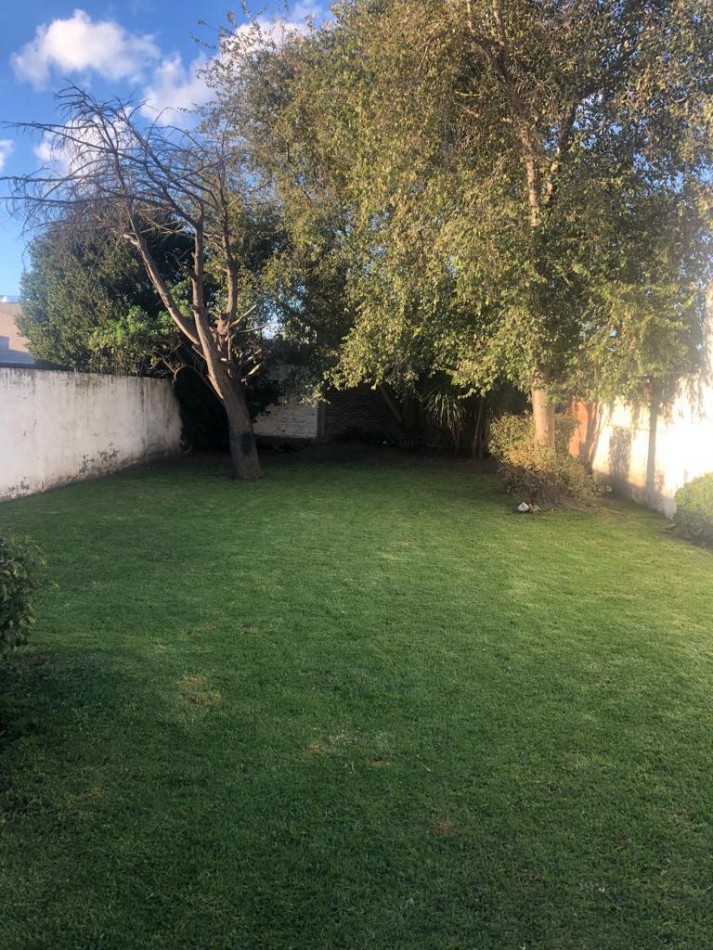 Casa de 4 Ambientes con Parque de 430 mt2 y Quincho 