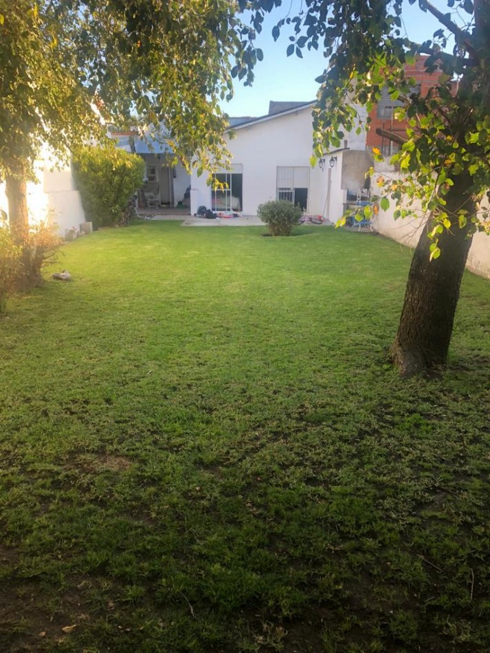 Casa de 4 Ambientes con Parque de 430 mt2 y Quincho 