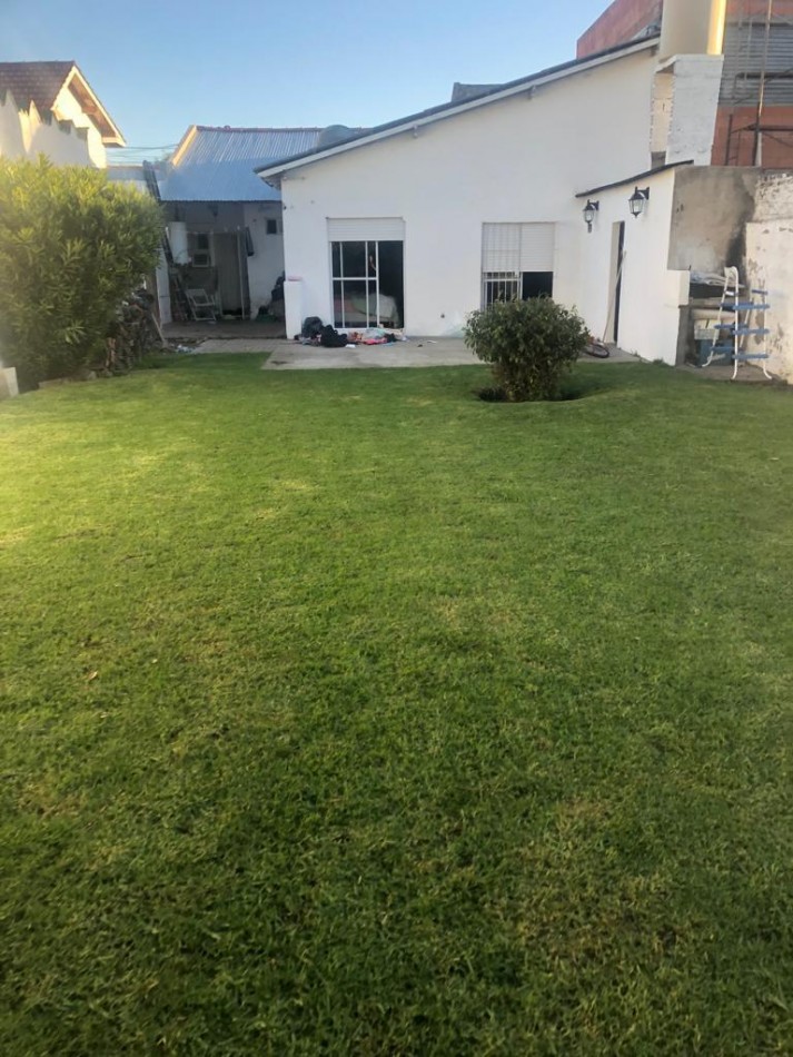 Casa de 4 Ambientes con Parque de 430 mt2 y Quincho 