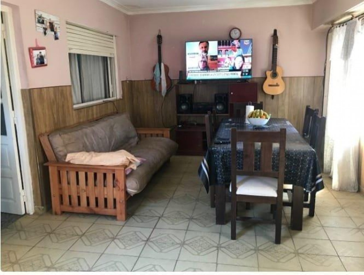  - Casa con Patio, Quincho y Espacio para Varios Autos