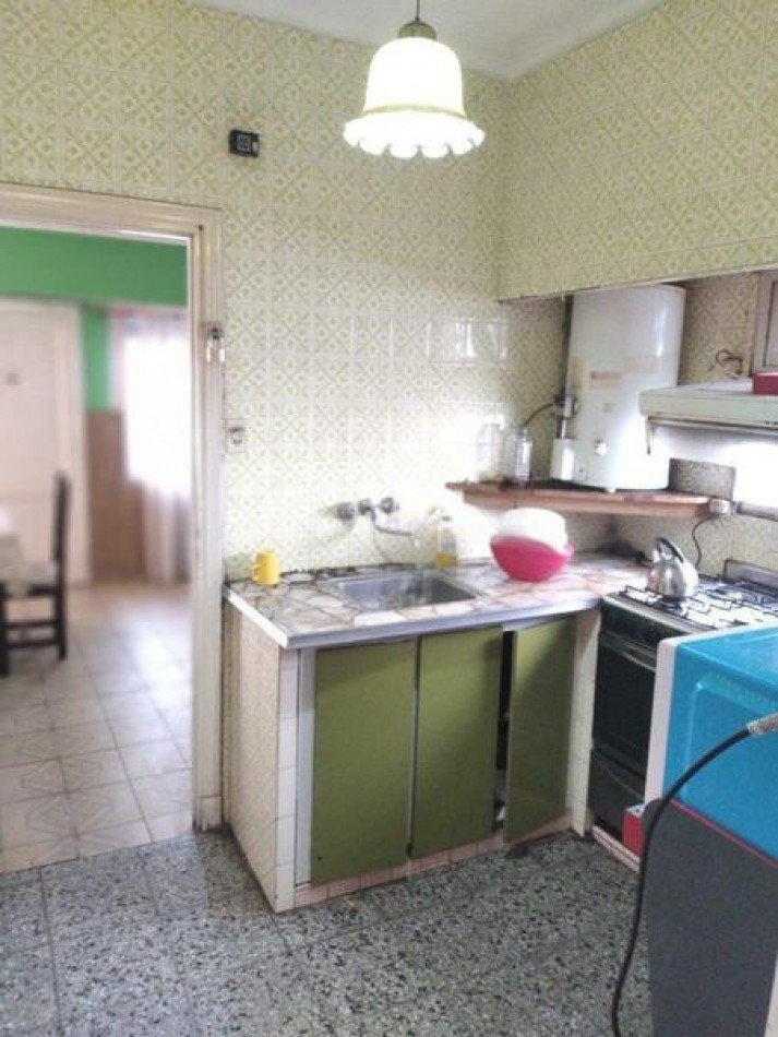  - Casa con Patio, Quincho y Espacio para Varios Autos