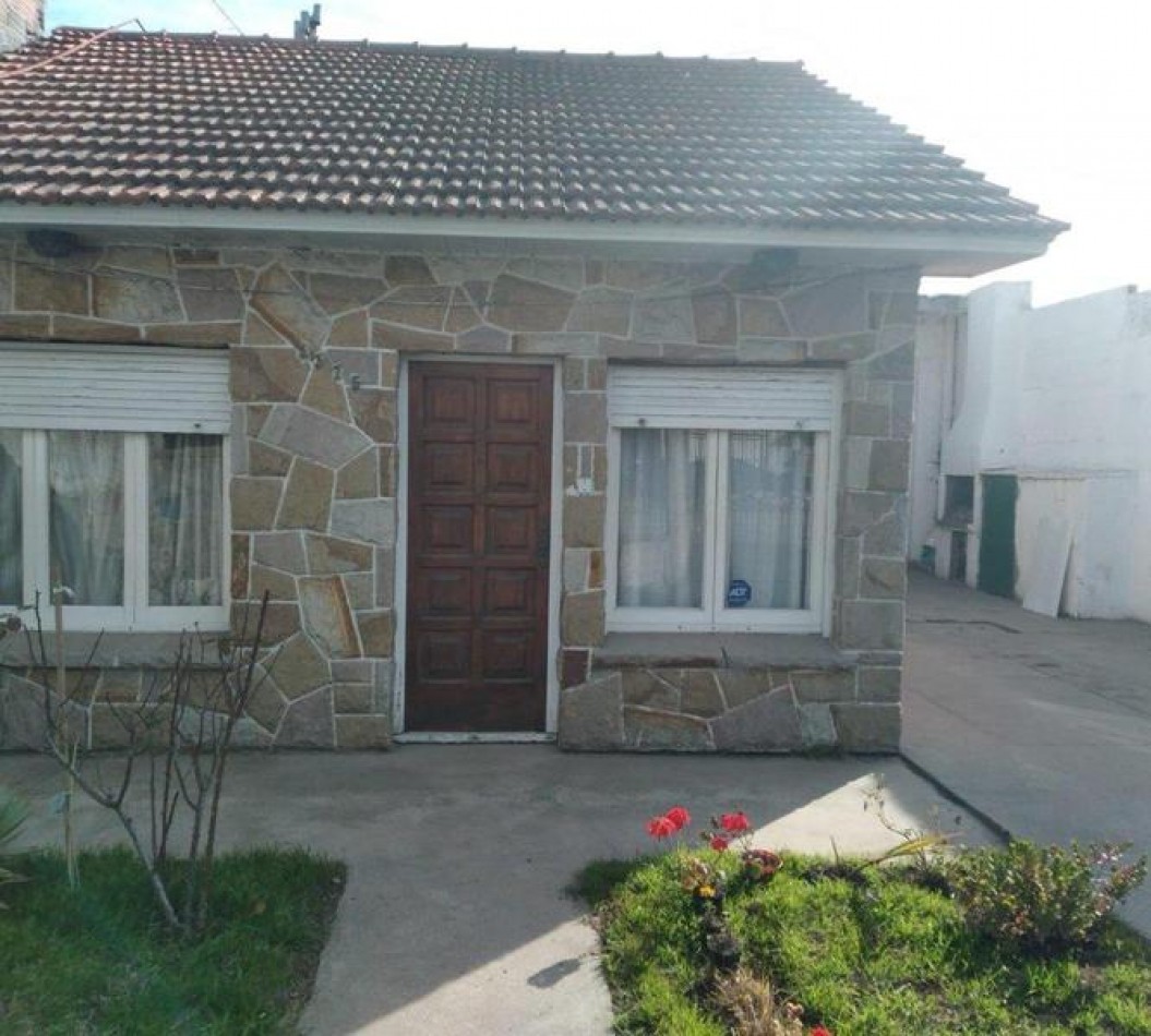  - Casa con Patio, Quincho y Espacio para Varios Autos