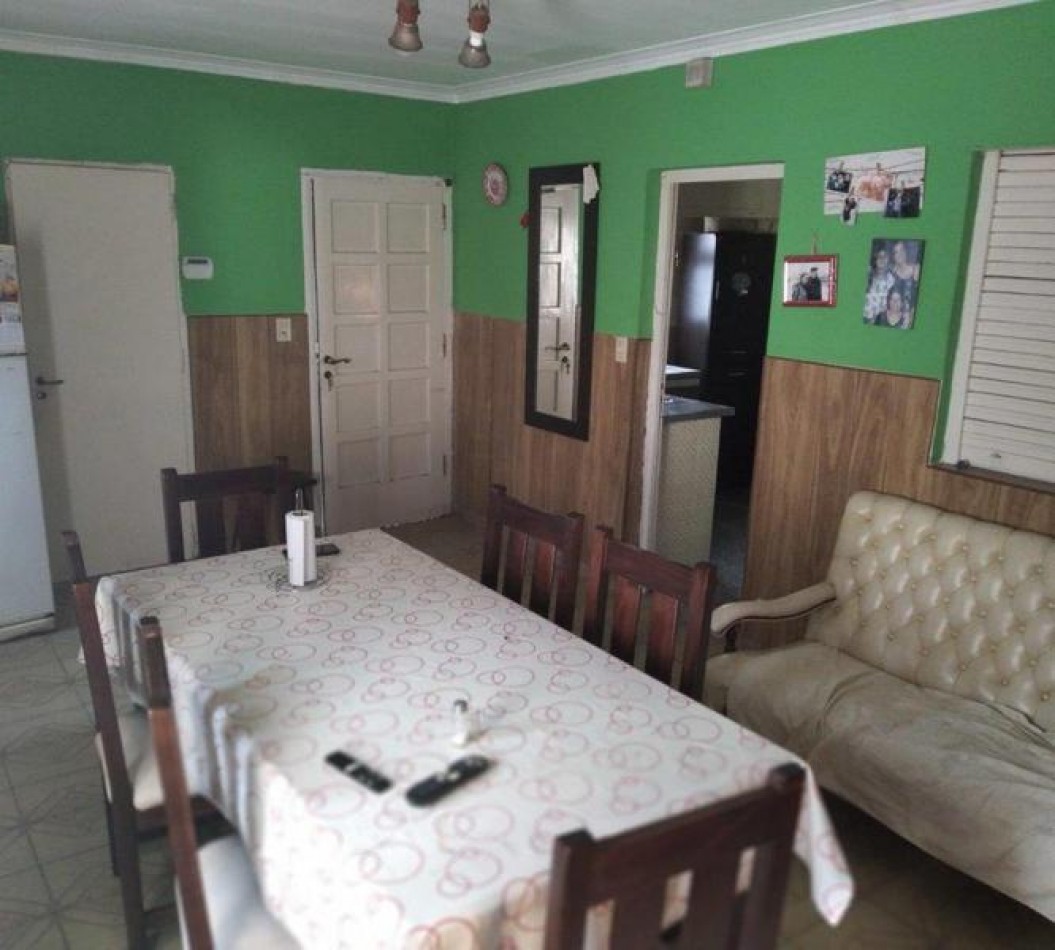  - Casa con Patio, Quincho y Espacio para Varios Autos