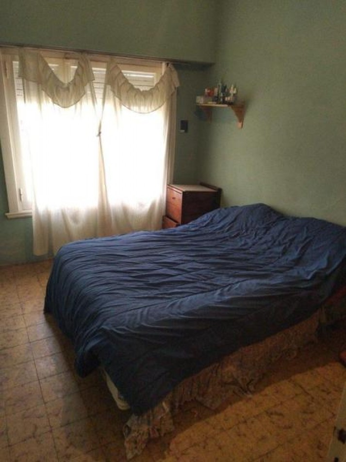  - Casa con Patio, Quincho y Espacio para Varios Autos