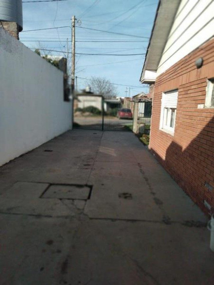  - Casa con Patio, Quincho y Espacio para Varios Autos