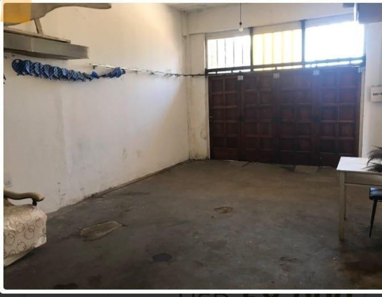  - Casa con Patio, Quincho y Espacio para Varios Autos