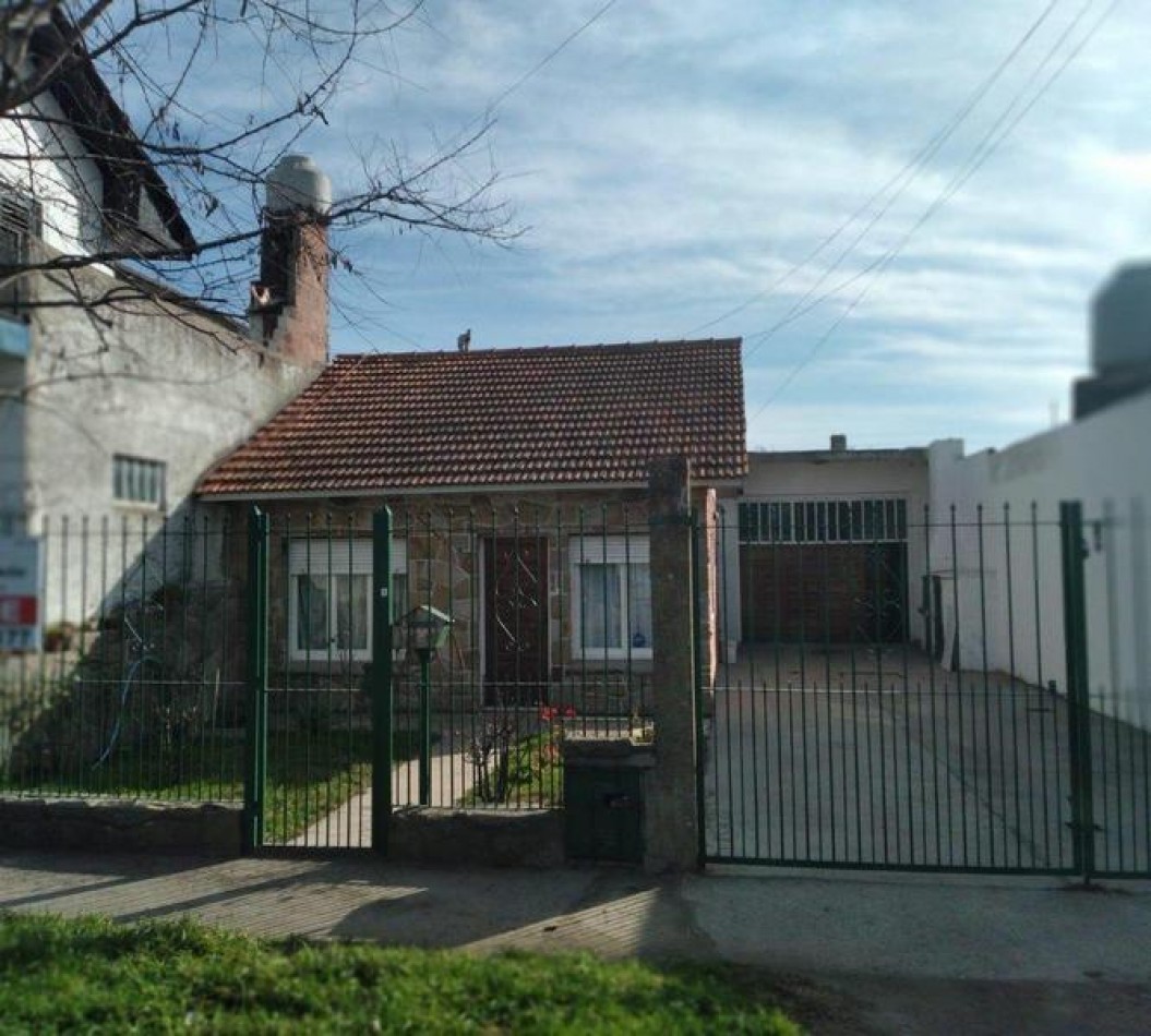 - Casa con Patio, Quincho y Espacio para Varios Autos