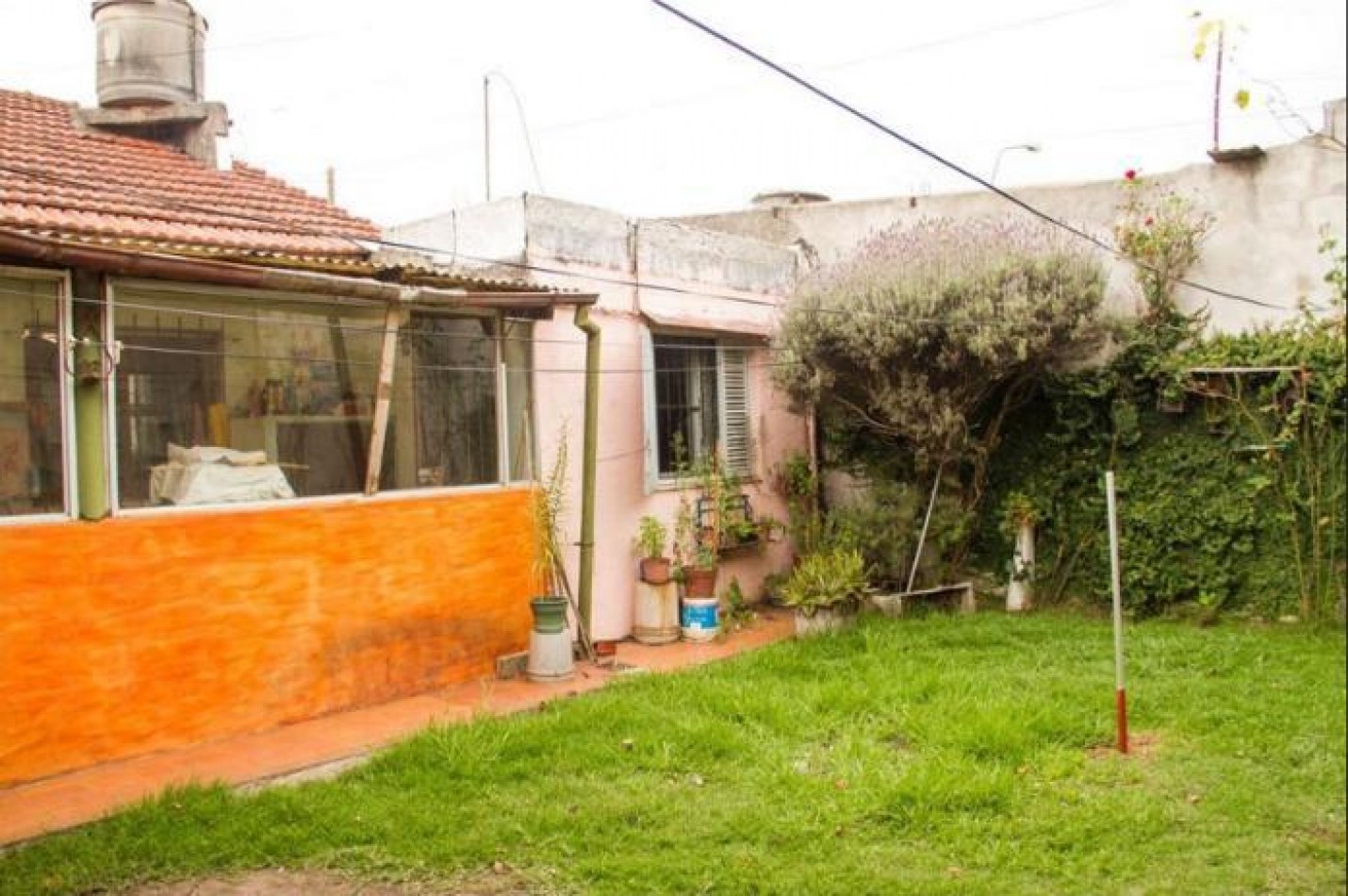 Casa 3 amb. + departamento con entrada independiente