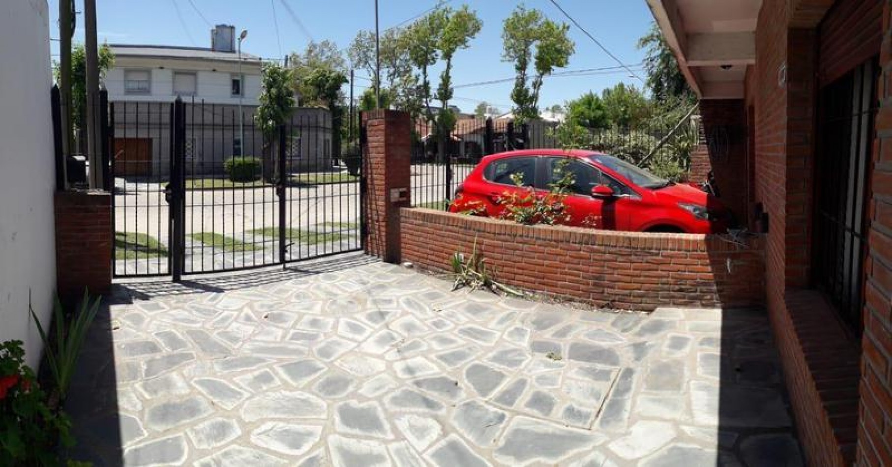 Duplex 3 amb. con patio y cochera