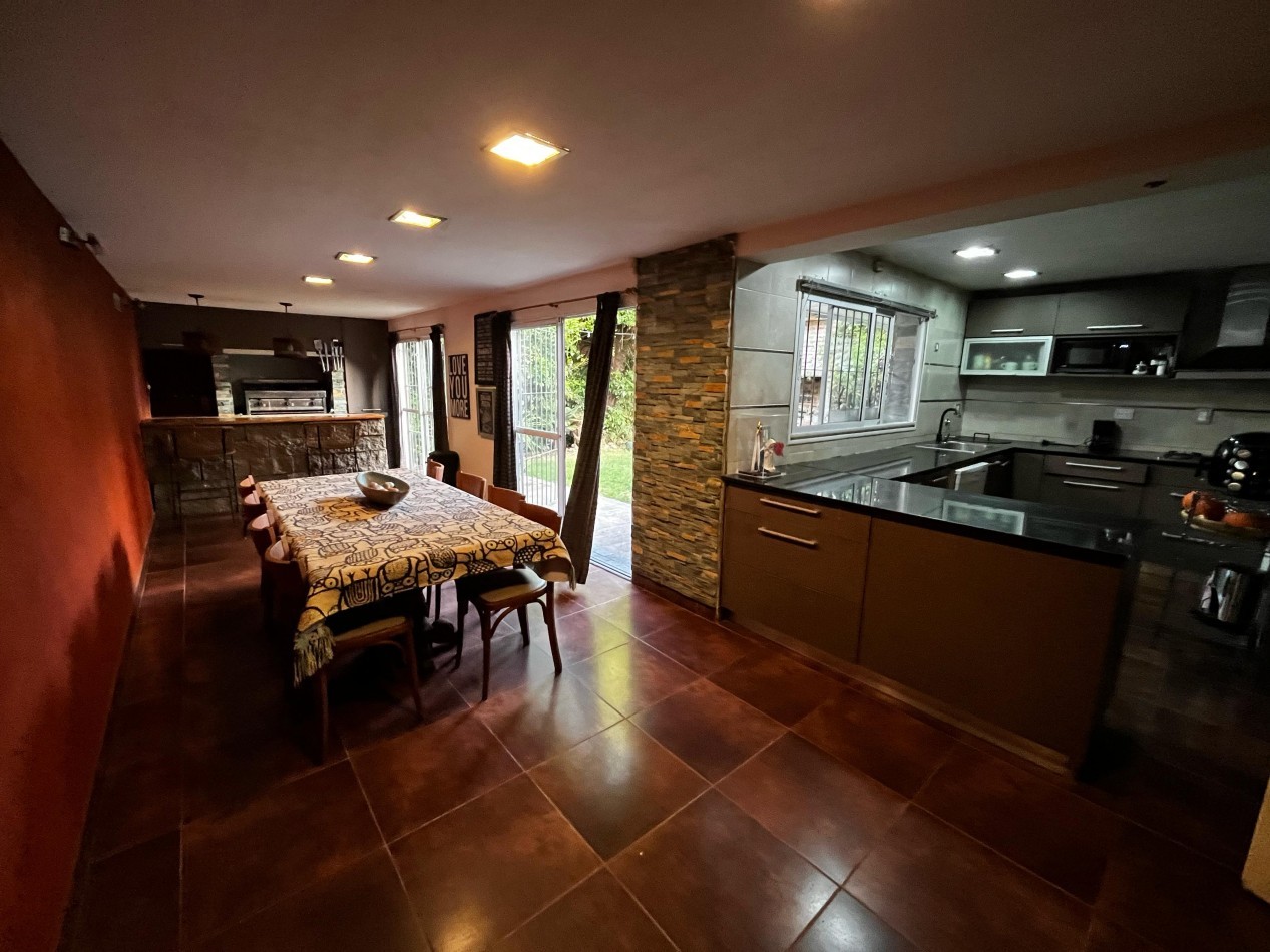 Chalet reciclado, 5 amb. con garage doble y patio 