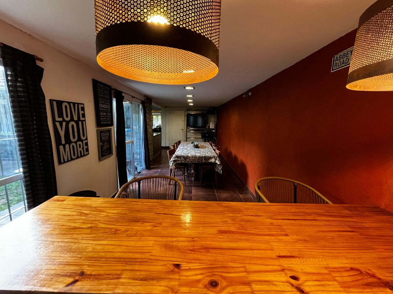 Chalet reciclado, 5 amb. con garage doble y patio 