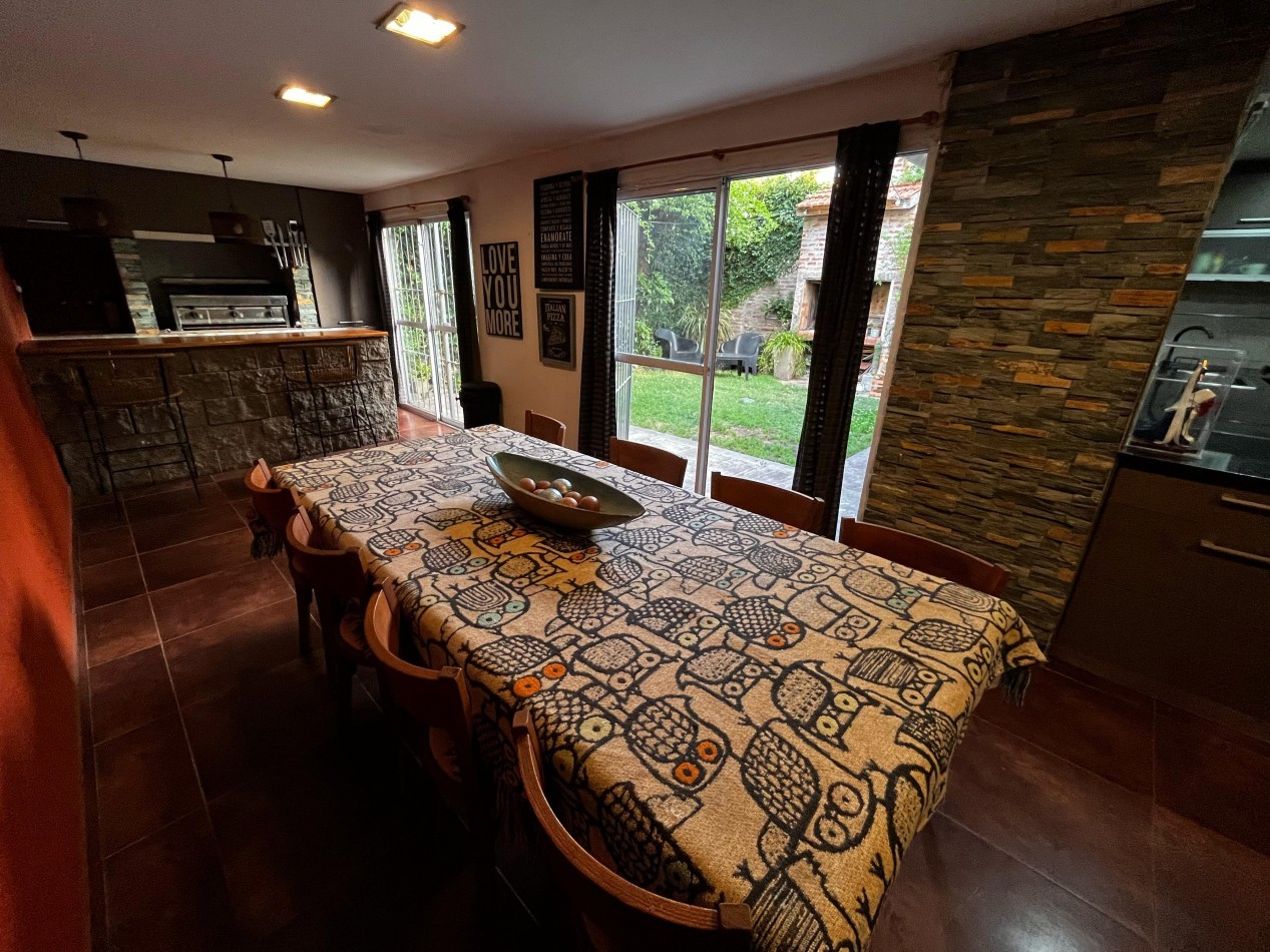 Chalet reciclado, 5 amb. con garage doble y patio 