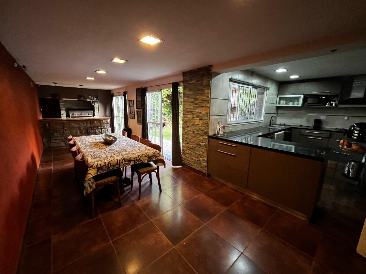 Chalet reciclado, 5 amb. con garage doble y patio 