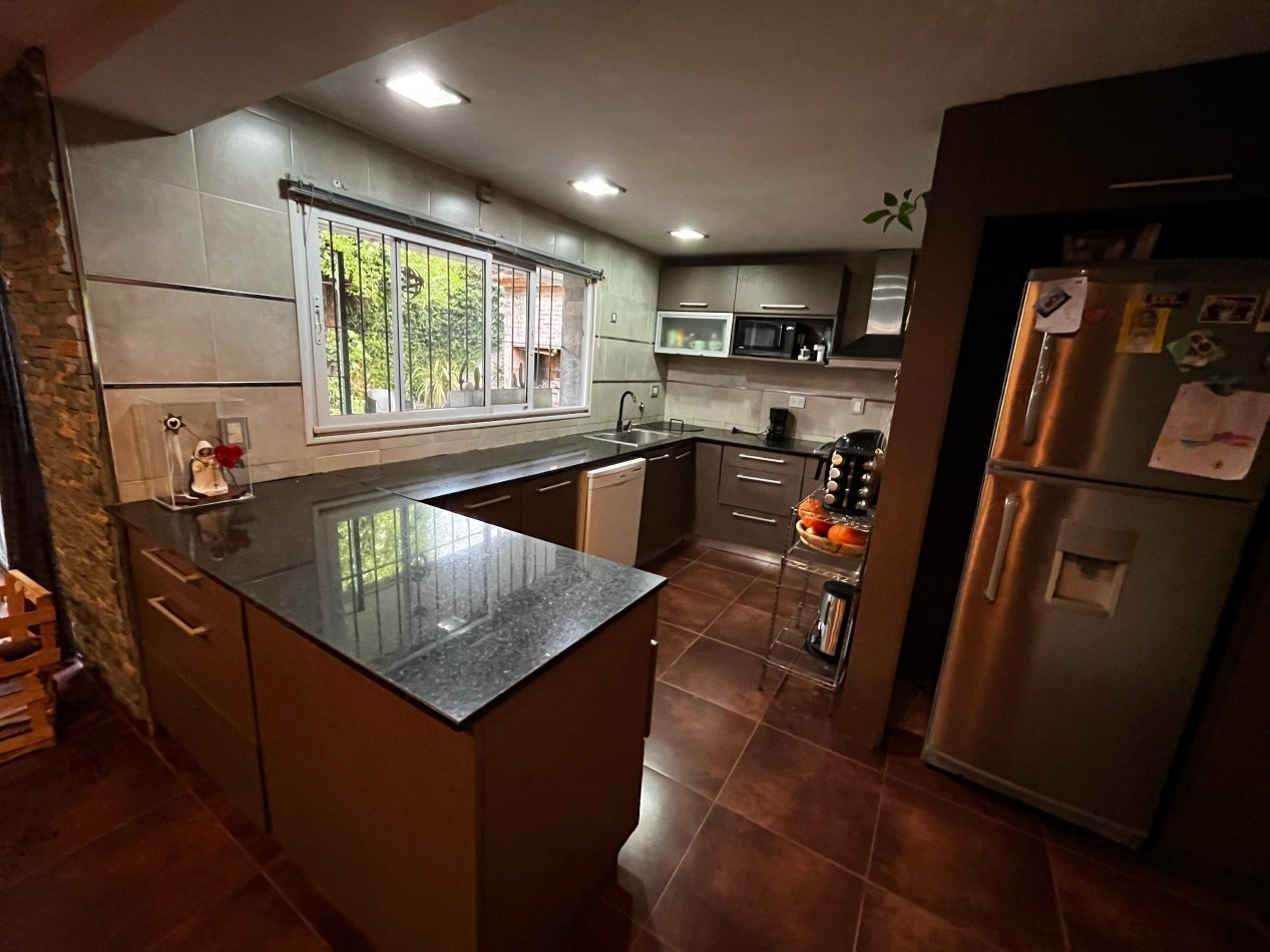 Chalet reciclado, 5 amb. con garage doble y patio 