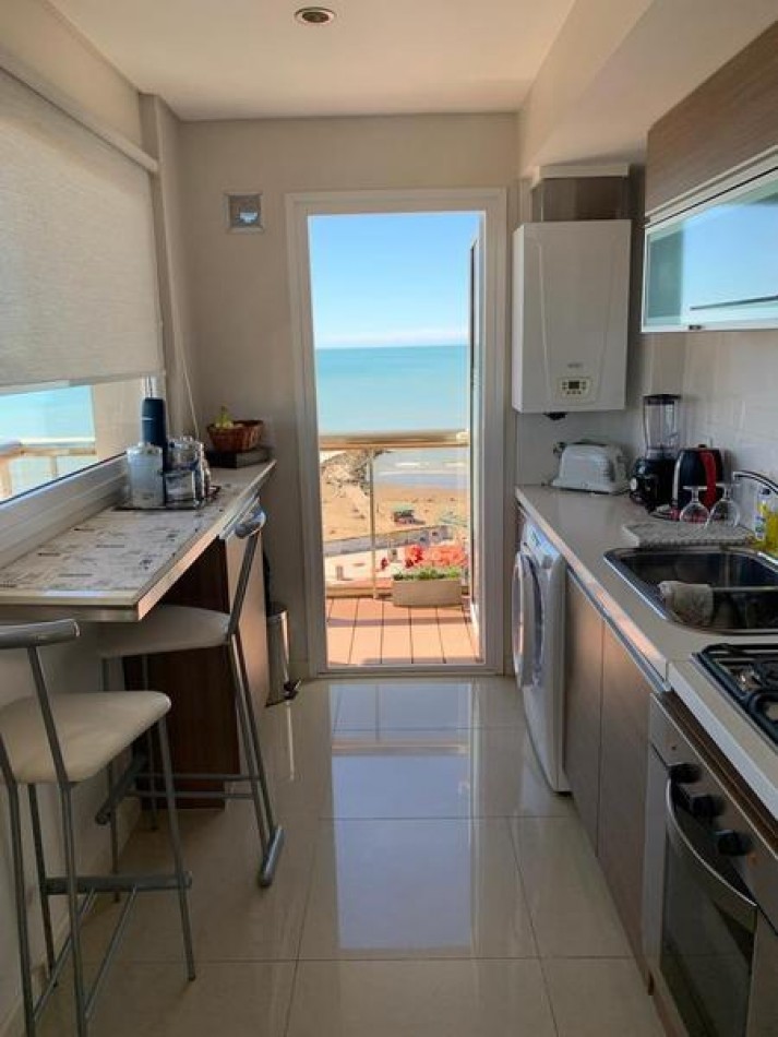 Semipiso de  3 amb . con cochera de categoria, con vista al mar. Edificio Cronos XVII