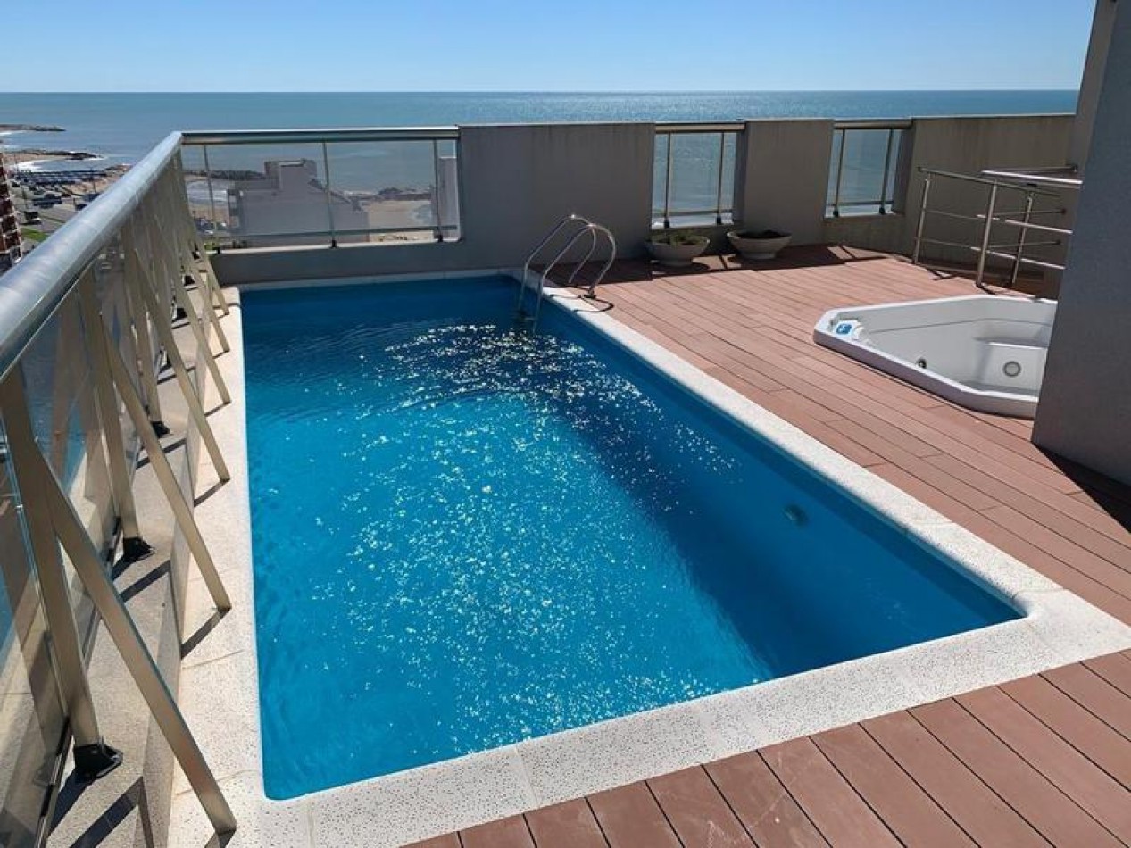 Semipiso de  3 amb . con cochera de categoria, con vista al mar. Edificio Cronos XVII