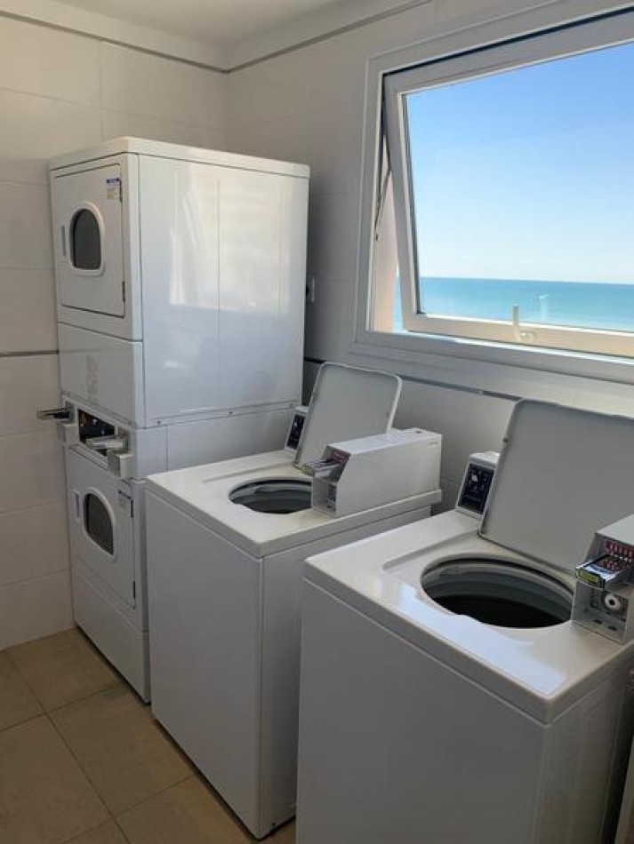 Semipiso de  3 amb . con cochera de categoria, con vista al mar. Edificio Cronos XVII