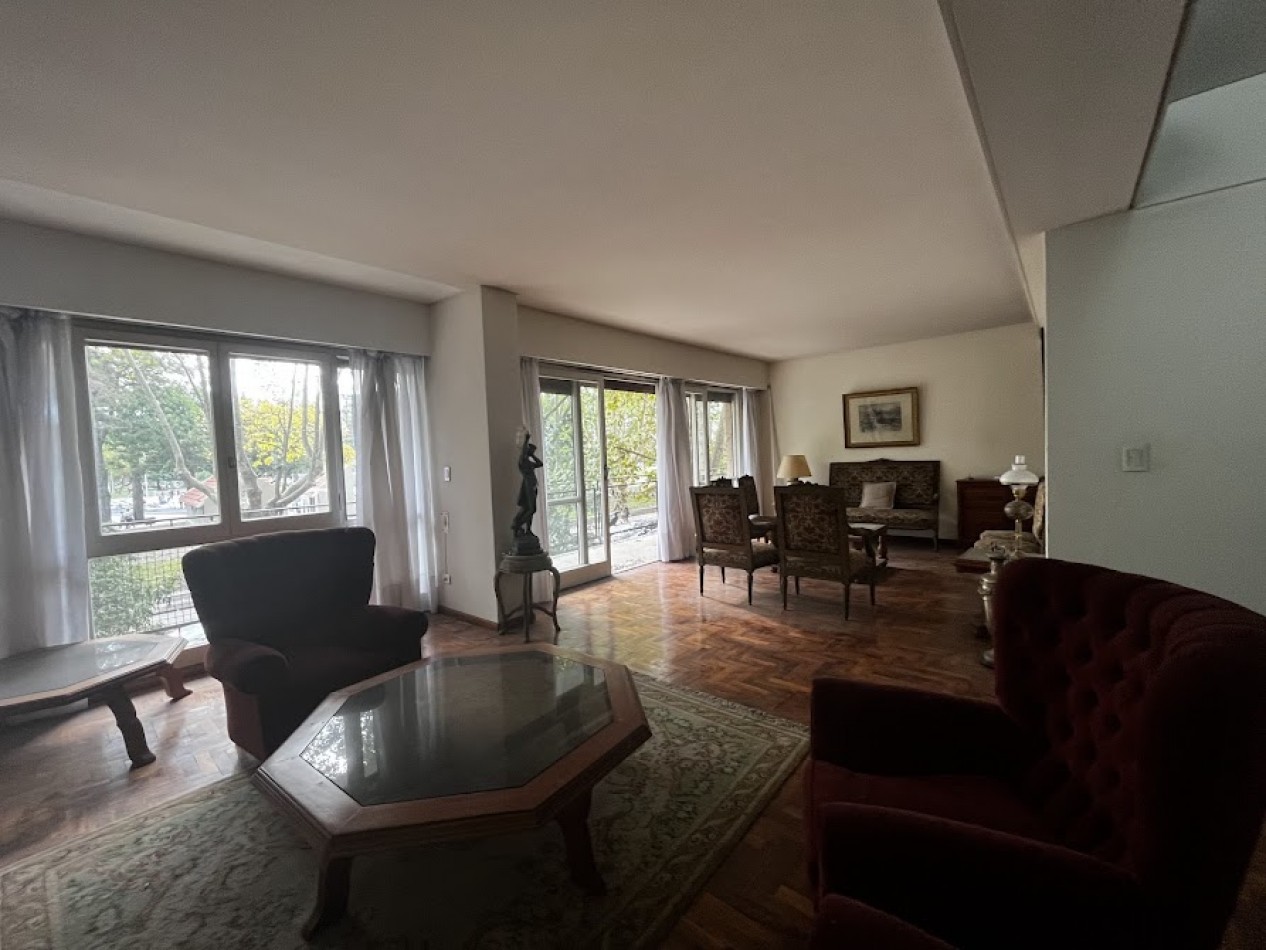 Semipiso de 4 amb con balcon aterrazado cochera y baulera frente a Plaza mitre