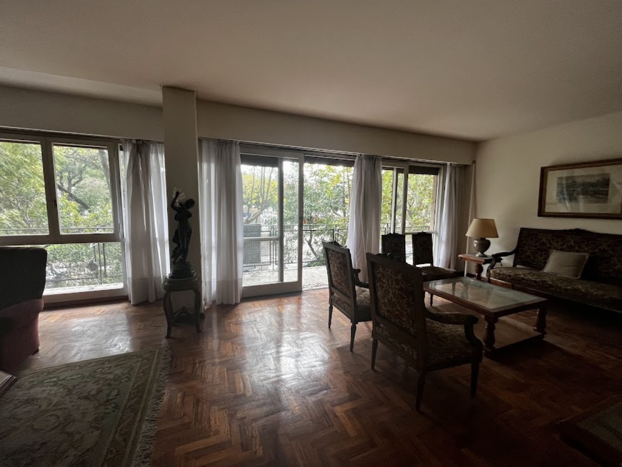 Semipiso de 4 amb con balcon aterrazado cochera y baulera frente a Plaza mitre