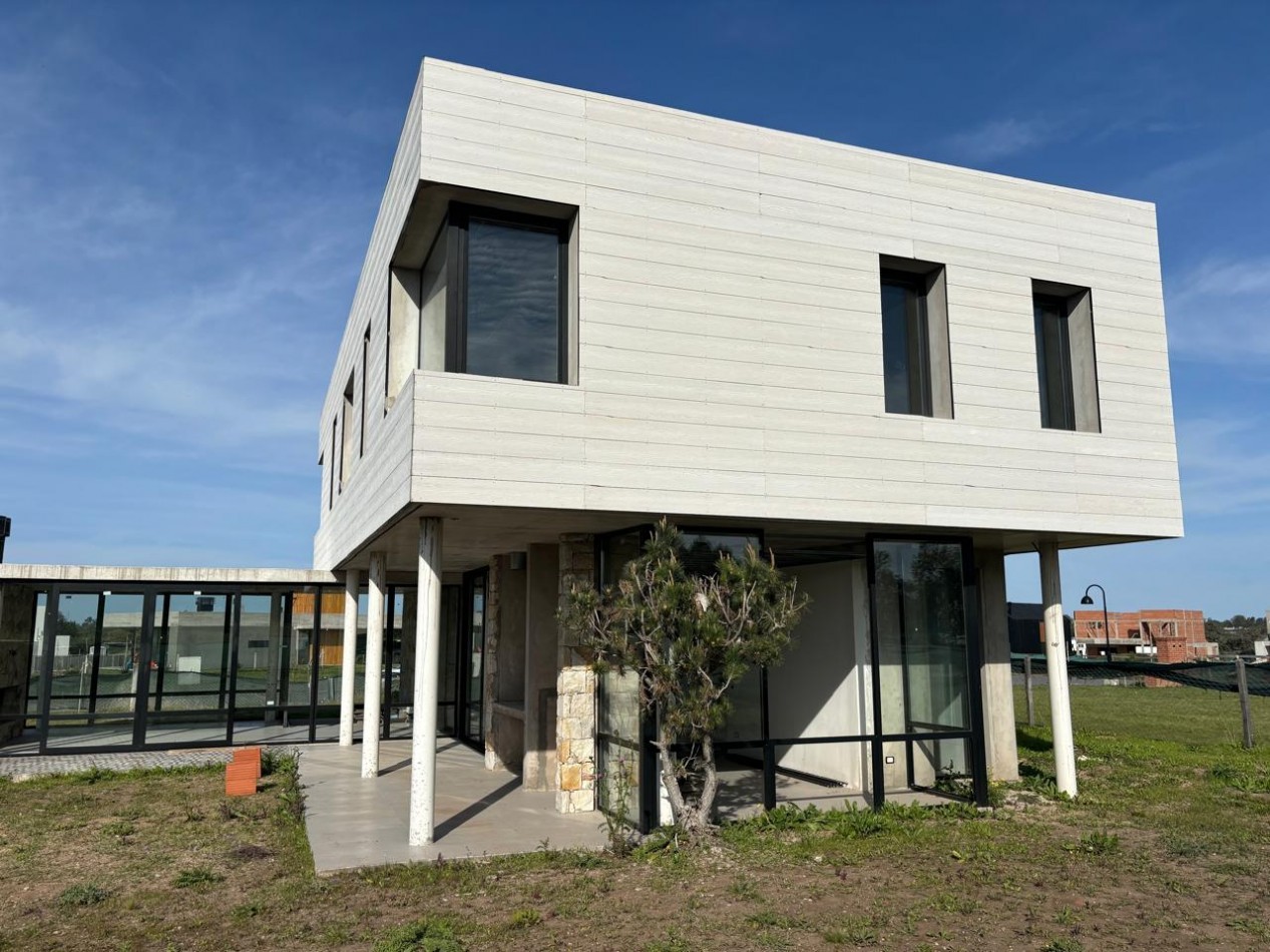Exclusiva Propiedad en Construccion Avanzada en Barrio Privado