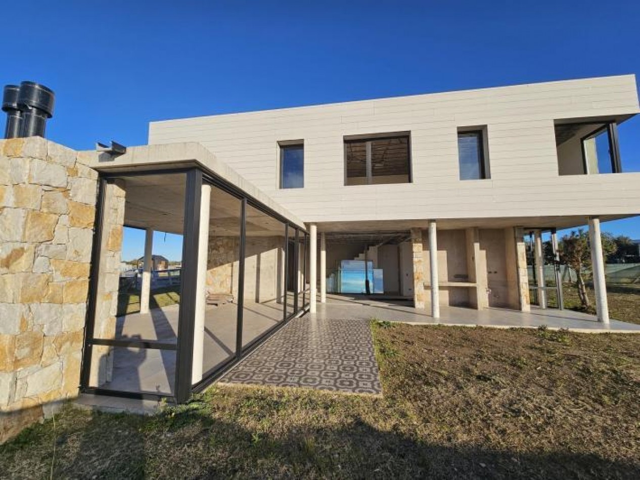 Exclusiva Propiedad en Construccion Avanzada en Barrio Privado