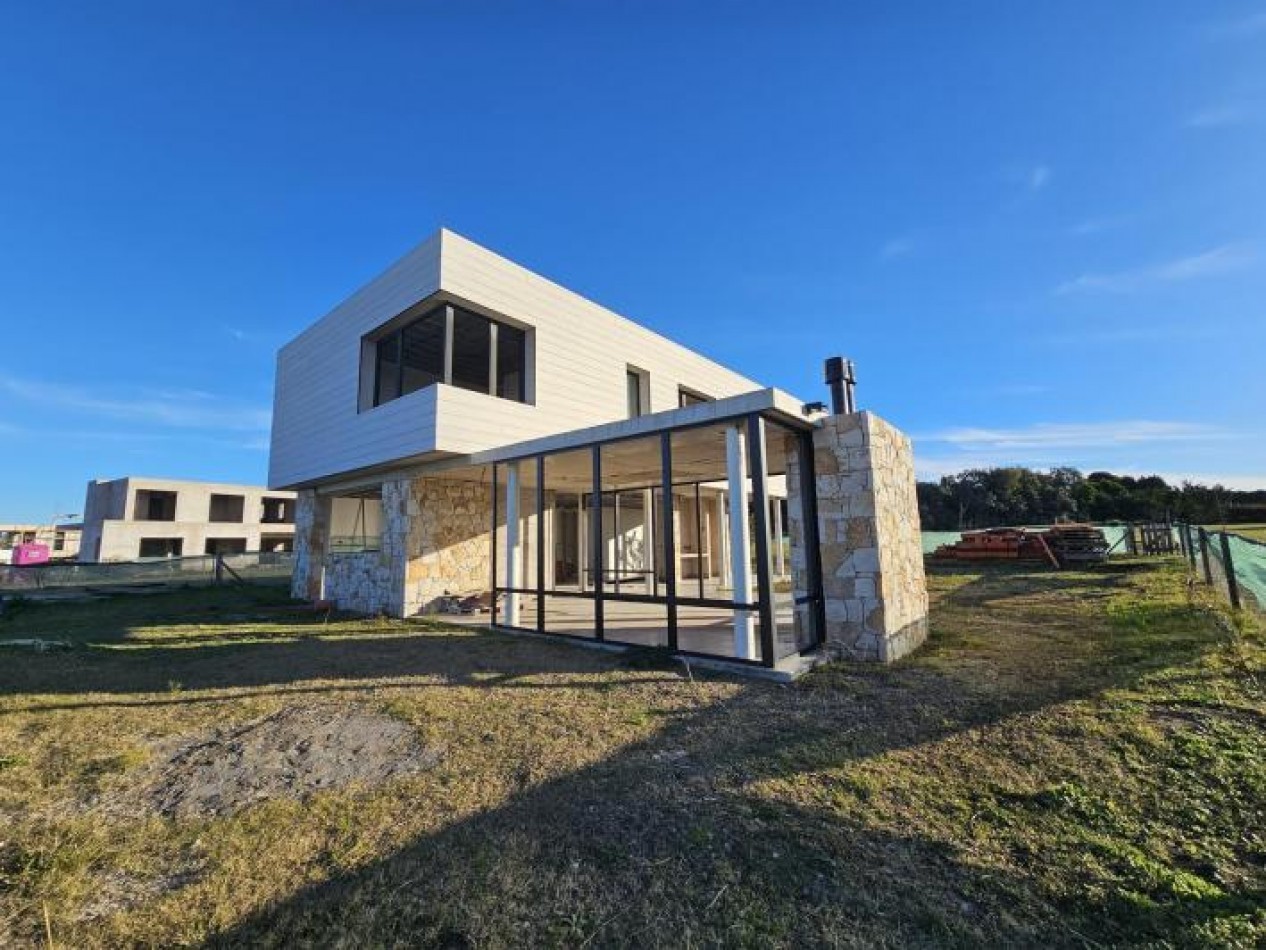 Exclusiva Propiedad en Construccion Avanzada en Barrio Privado