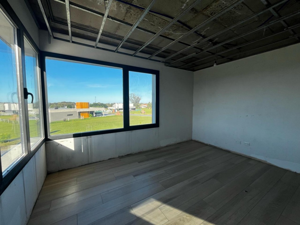 Exclusiva Propiedad en Construccion Avanzada en Barrio Privado