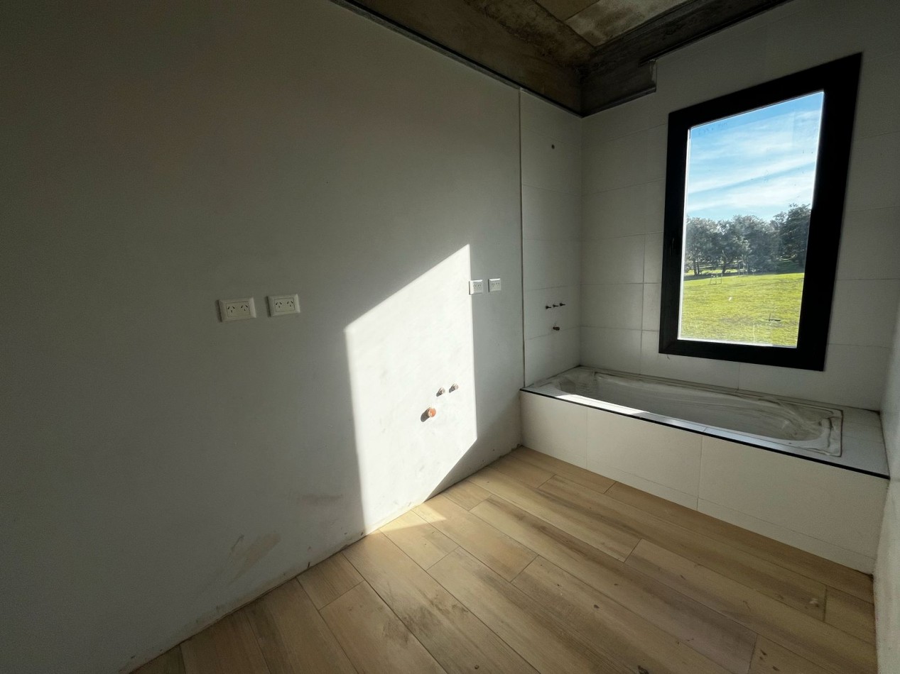 Exclusiva Propiedad en Construccion Avanzada en Barrio Privado