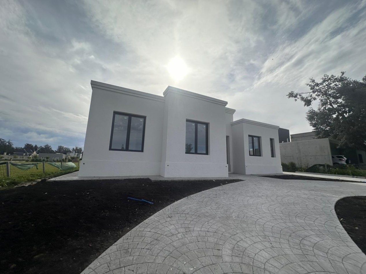 Exclusiva Propiedad en Casonas del Haras - 3 Dormitorios, Amplio Parque y Gran Calidad Constructiva