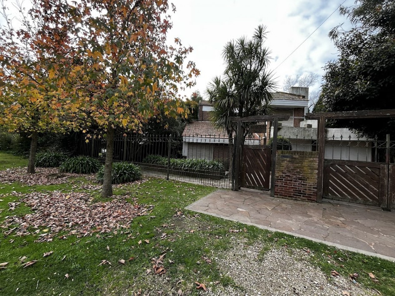 Venta Chalet  5 amb. con piscina y parque - El Grosellar - USD 190.000